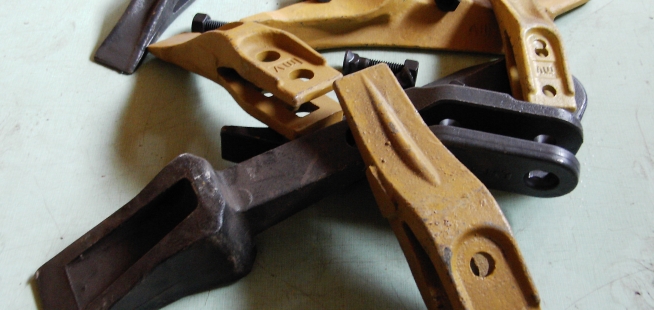 Bucket teeth and cutting edges
